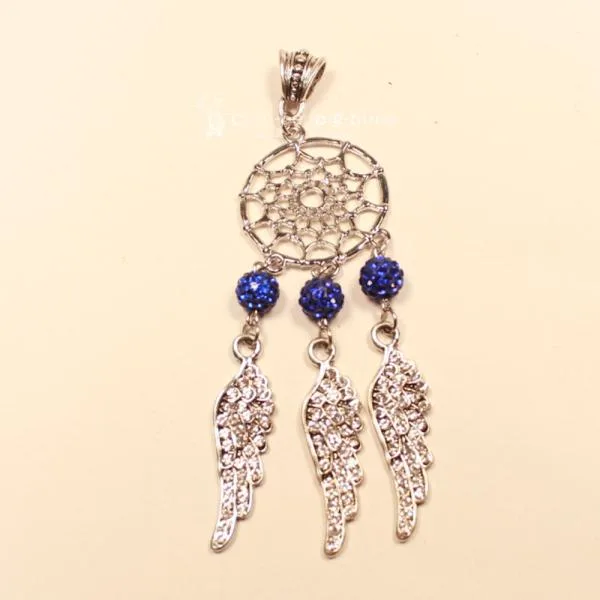 Versilberter Kettenanhänger Traumfänger mit blauer Strass-Kugel und zwei mit Kristallen besetzten Metall-Federn.